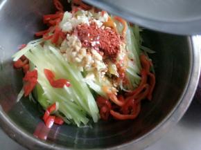 把热油浇在料上