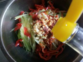 香油，搅拌均匀