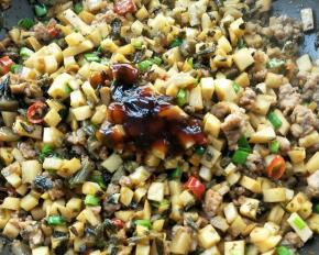 一勺蚝油和少许盐调味。