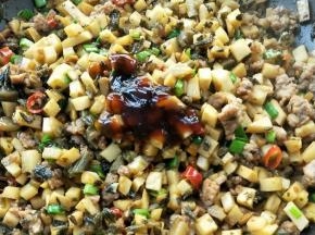 一勺蚝油和少许盐调味。