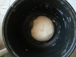 酵母用温水化开，倒入面粉中，和成面团。发酵一个小时。