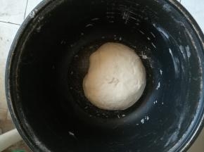 酵母用温水化开，倒入面粉中，和成面团。发酵一个小时。