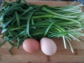 准备鸡蛋和韭菜