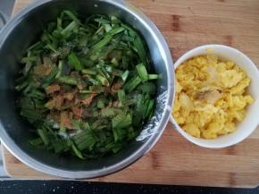 鸡蛋炒成鸡蛋碎。韭菜切碎，加入一点油，盐，五香粉搅拌均匀。