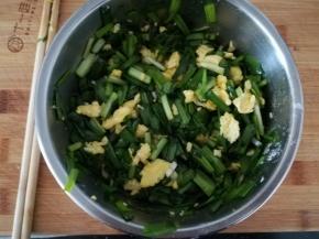 鸡蛋碎晾凉后，加入韭菜末中搅拌均匀。