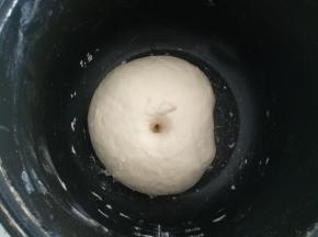 这个时候面团发酵好了，可以开始做了。