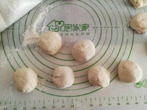 把面团分成大小相等的剂子。