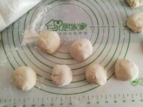 把面团分成大小相等的剂子。