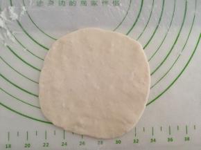 取出一个剂子，擀成圆片。