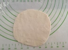 取出一个剂子，擀成圆片。