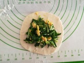 放入韭菜鸡蛋。