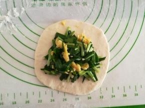 放入韭菜鸡蛋。