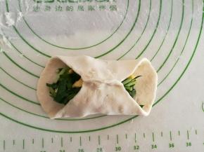 先把中间捏合。