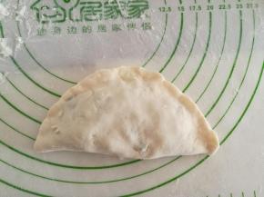 然后全部捏合，成一个半月形。