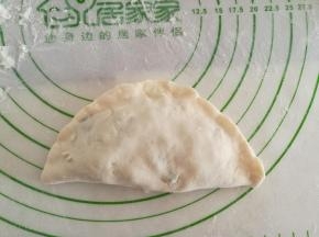 然后全部捏合，成一个半月形。