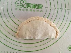 捏出花边，封牢。