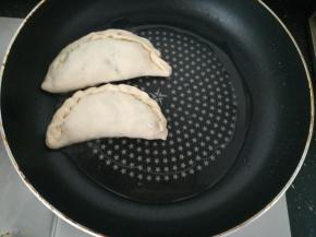 热锅下油，小火煎至熟透，两面金黄，即可。