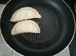 热锅下油，小火煎至熟透，两面金黄，即可。