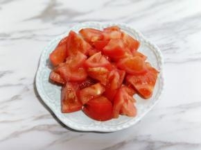 番茄洗干净去根，切块。