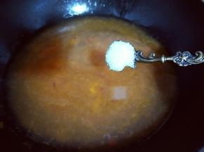 加入盐，大火烧开，烧开后打两个荷包蛋。(把鸡蛋敲锅里，不要去动它，待鸡蛋成形后我们铲子轻轻的铲动)