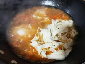 加入宽面，大火将面煮熟即可。
