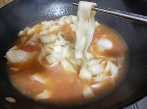 将面煮熟即可关火。