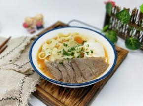 将煮熟的面盛出，将酱牛肉放去面碗中。