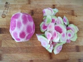 把心里美洗净去皮。