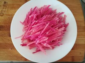 切成细丝，放一点盐腌制一会。