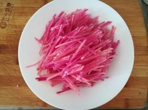 切成细丝，放一点盐腌制一会。