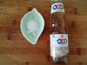 准备好砂糖和米醋