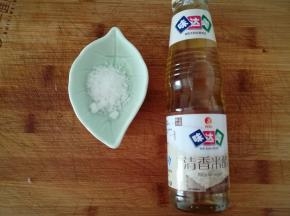 准备好砂糖和米醋