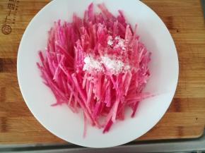 撒上砂糖，浇上米醋。