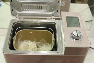 将除了竹炭粉之外的所有材料放入面包机桶内，启动和面程序，时间设置20分钟（看面团状态，揉光滑就可以，实际用了15分钟）