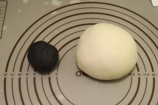 面团切出大概1/4的面团，加入竹炭粉和少量的水揉匀