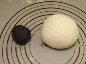 面团切出大概1/4的面团，加入竹炭粉和少量的水揉匀