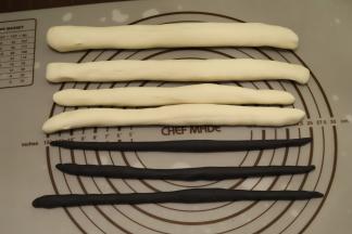 面团切出大概1/4的面团，加入竹炭粉和少量的水揉匀