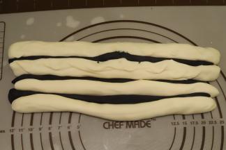 一原色一竹炭的顺序排放好面团