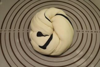 将摆放好的面团象扭麻花一样扭好后在案板上揉匀