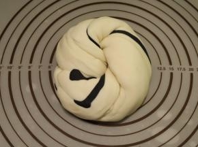 将摆放好的面团象扭麻花一样扭好后在案板上揉匀