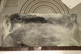 将揉好的面团擀成长方形