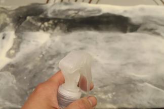 在表面喷上少许的水