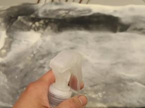 在表面喷上少许的水