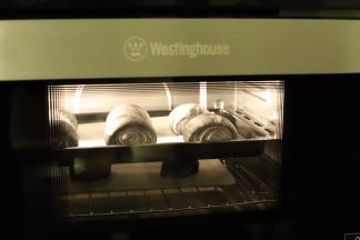 蒸好的馒头在烤箱内再闷5分钟后取出，避免热胀冷缩