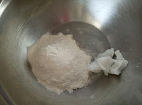 先制作油皮部分，将油皮部分的所有材料放入盆中