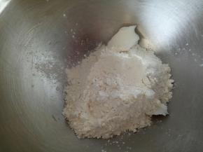 油酥部分，将低粉和猪油揉捏均匀后滚圆