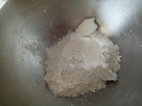 油酥部分，将低粉和猪油揉捏均匀后滚圆