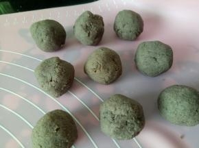 将豆沙分成15克一份，共9份，揉圆盖保鲜膜备用