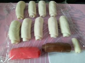 其余的都一样，卷好后盖保鲜膜松弛10分钟