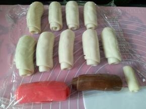 其余的都一样，卷好后盖保鲜膜松弛10分钟